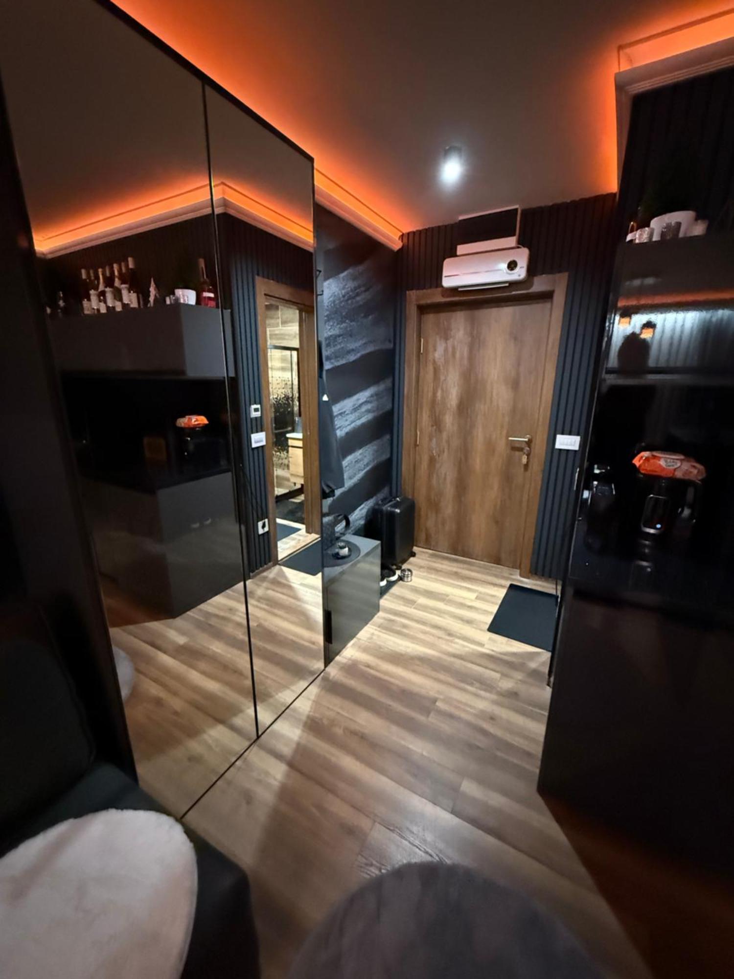 Elegant Black Apartament